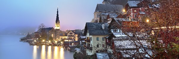 Mgła, Miasto Hallstatt, Domy, Jezioro Hallstattersee, Austria, Alpy, Kościół