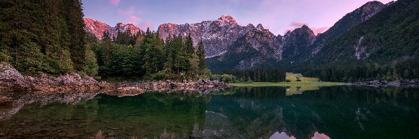 Las, Alpy Julijskie, Włochy, Odbicie, Jezioro Fusine, Drzewa, Chmury, Góry