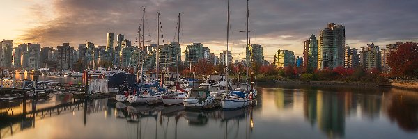 Jachty, Klub jachtowy, Przystań, Chmury, Vancouver, Prowincja Kolumbia Brytyjska, Żaglówki, Jesień, Wschód słońca, Kanada, Wieżowce, Stanley Park Marina