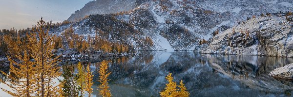 Odbicie, Jezioro Leprechaun Lake, Drzewa, Śnieg, Zima, Stany Zjednoczone, Stan Waszyngton, Góry, Skały