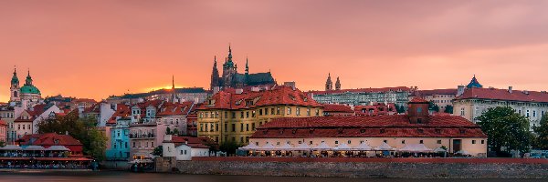 Hradczany, Katedra Świętych Wita Wacława i Wojciecha, Panorama, Czechy, Praga, Wschód słońca, Rzeka Wełtawa, Zamek na Hradczanach, Domy