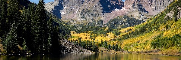 Szczyty Maroon Bells, Góry Skaliste, Stany Zjednoczone, Kolorado, Góry Skaliste, Drzewa, Drzewa, Jezioro Maroon Lake