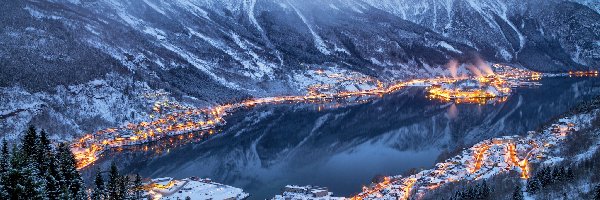 Fiord Sorfjorden, Miasto Odda, Góry, Region Hordaland, Norwegia, Mgła, Zima, Las, Światła