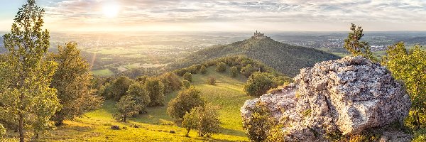 Chmury, Zamek Hohenzollern, Niemcy, Promienie słońca, Drzewa, Skała, Wzgórze, Góra Hohenzollern, Lasy, Badenia-Wirtembergia