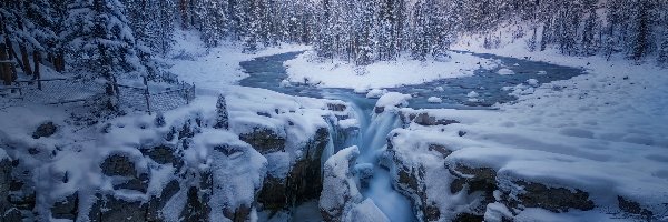 Zima, Rzeka Sunwapta, Kanada, Prowincja Alberta, Park Narodowy Jasper, Góry, Drzewa, Wodospad Sunwapta Falls