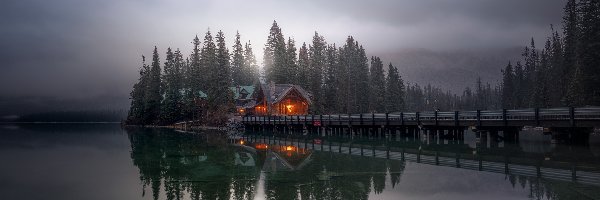 Chmury, Jezioro Emerald Lake, Kanada, Las, Dom, Most, Góry, Park Narodowy Yoho, Oświetlony, Prowincja Kolumbia Brytyjska