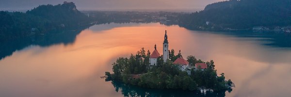 Odbicie, Wyspa Blejski Otok, Kościół Zwiastowania Marii Panny, Jezioro Bled, Słowenia, Zachód słońca, Góry Alpy Julijskie