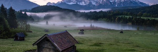 Drzewa, Niemcy, Drewniany, Góry Karwendel, Mgła, Miejscowość Krun, Las, Chmury, Jezioro Geroldsee, Bawaria, Domek