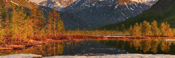 Śnieg, Chmury, Góry Kołymskie, Jezioro Jack London, Jesień, Rosja, Obwód magadański, Drzewa, Kołyma