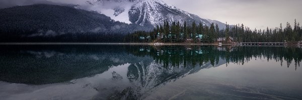 Las, Góry, Dom, Jezioro Emerald Lake, Park Narodowy Yoho, Kanada, Prowincja Kolumbia Brytyjska, Most, Chmury