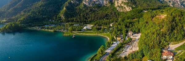 Jezioro Garda, Drzewa, Domy, Włochy, Góry, Droga