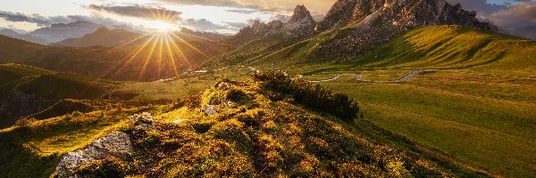 Zachód słońca, Promienie słońca, Góra Ra Gusela, Dolomity, Góry, Włochy, Skała, Przełęcz Giau Pass, Droga