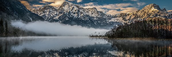 Niebo, Alpy, Austria, Chmury, Mgła, Dolina Almtal, Drzewa, Góry, Jezioro Almsee, Odbicie