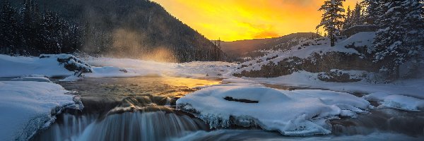 Drzewa, Prowincja Alberta, Wschód słońca, Góry, Rzeka Elbow, Zima, Lód, Kanada, Elbow Falls, Mgła