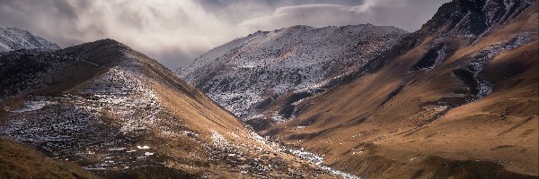 Góry, Chmury, Śnieg, Domy, Dolina