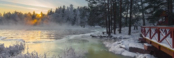 Mgła, Mostek, Drzewa, Las, Zima, Finlandia, Kotka, Rzeka Langinkoski, Wschód słońca