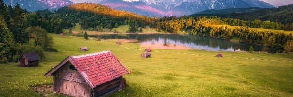 Drewniany, Drzewa, Jezioro Geroldsee, Miejscowość Krun, Góry Karwendel, Niemcy, Bawaria, Las, Domek