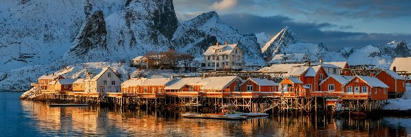 Zima, Wyspa Moskenesoya, Wioska Reine, Lofoty, Norwegia, Chmury, Domy Góry