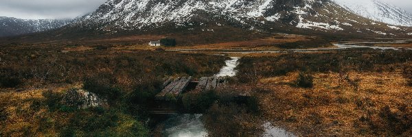 Mostek, Szczyty, Drewniana, Jesienna, Trawa, Ośnieżone, Strumień, Kładka, Góra, Góry, Rzeczka, Szkocja, Glen Coe, Buachaille Etive Mor