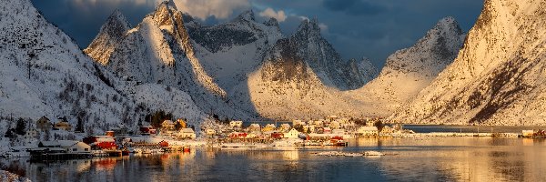 Ośnieżone, Lofoty, Chmury, Domy, Morze, Góry, Wioska Hamnoy, Norwegia