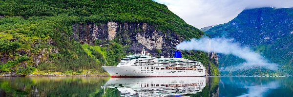 Drzewa, Fiord Geirangerfjorden, Statek wycieczkowy, Geiranger, Norwegia, Góry, Pasażerski