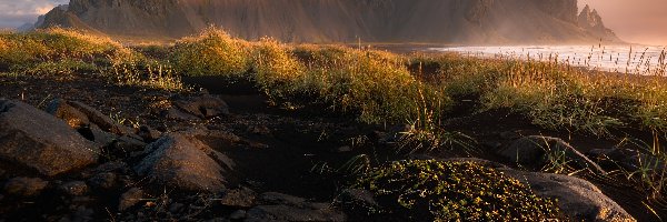 Islandia, Góra, Trawa, Kamienie, Vestrahorn, Morze, Skały, Wschód słońca