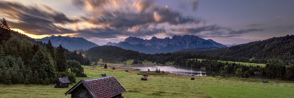 Wschód słońca, Góry Karwendel, Chmury, Las, Niemcy, Drzewa, Domek, Bawaria, Drewniany, Jezioro Geroldsee, Miejscowość Krun