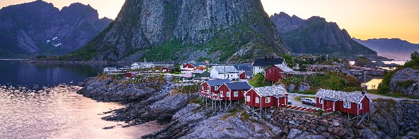 Skały, Wioska Hamnoy, Góry, Lofoty, Morze Norweskie, Norwegia, Roślinność, Domy, Wschód słońca