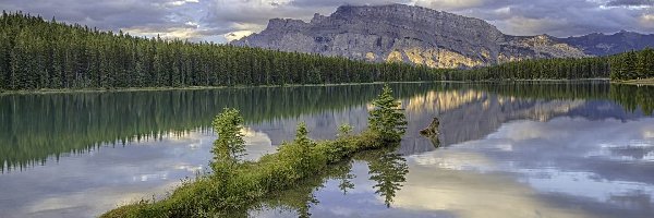 Kanada, Prowincja Alberta, Jezioro Two Jack Lake, Mount Rundle, Góry, Świerki, Drzewa, Park Narodowy Banff, Odbicie