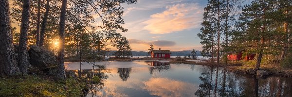 Drzewa, Jezioro Vaeleren, Norwegia, Ringerike, Dom, Chmury, Odbicie, Promienie słońca