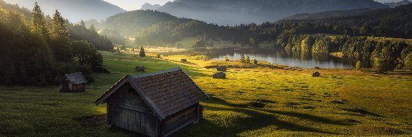 Miejscowość Krun, Jezioro Geroldsee, Niemcy, Wschód słońca, Drzewa, Drewniany, Domek, Góry Karwendel, Las, Bawaria