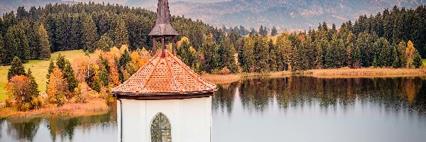 Drzewa, Kaplica, Jesień, Jezioro Hegratsried, Niemcy, Góry, Lasy, Bawaria, Alpy, Hegratsried Chapel, Halblech