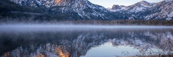 Śnieg, Góra, Sawtooth Range, Mgła, Odbicie, Stan Idaho, McGown Peak, Powalone Drzewo, Stanley Lake, Stany Zjednoczone, Jezioro, Góry