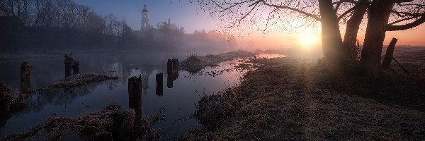 Drzewa, Rzeka, Mgła, Wschód słońca, Poranek, Wieża, Cerkiew