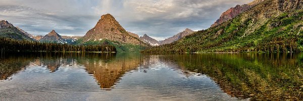 Drzewa, Park Narodowy Glacier, Odbicie, Góra, Stany Zjednoczone, Sinopah Mountain, Two Medicine Lake, Stan Montana, Jezioro, Góry, Chmury