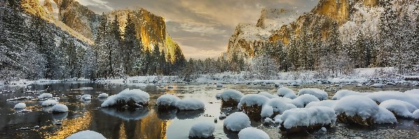 Kamienie, Drzewa, Stany Zjednoczone, Kalifornia, Rzeka Merced, Zima, Park Narodowy Yosemite, Góry