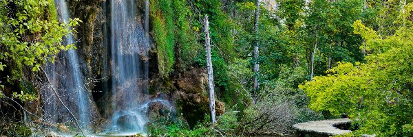 Jezioro, Skały, Wodospad, Drzewa, Las, Chorwacja, Park Narodowy Jezior Plitwickich, Kamienie, Pomost