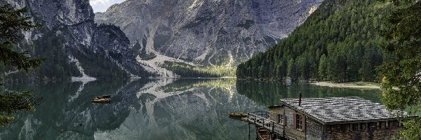 Dom, Południowy Tyrol, Chmury, Drewniany, Jezioro Pragser Wildsee, Góry Dolomity, Drzewa, Włochy, Region Trydent-Górna Adyga, Łódki