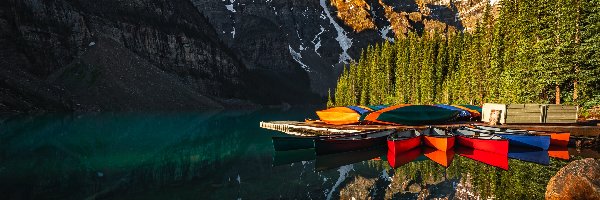 Park Narodowy Banff, Moraine Lake, Kanada, Góry, Kajaki, Las, Drzewa, Jezioro, Pomost, Prowincja Alberta