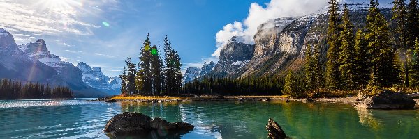 Jezioro Maligne, Park Narodowy Jasper, Góry, Drzewa, Prowincja Alberta, Kanada