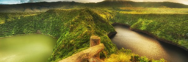 Jezioro Lagoa Negra, Wyspa Flores, Jezioro Lagoa Comprida, Wzgórza, Azory, Portugalia