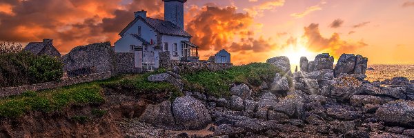 Brignogan-Plage, Skały, Zachód słońca, Francja, Phare de Pontusval, Latarnia morska