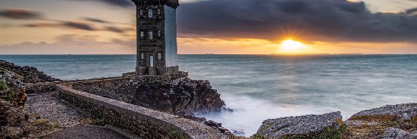 Skały, Morze, Droga, Kermorvan lighthouse, Latarnia morska, Francja, Chmury, Murek, Zachód słońca