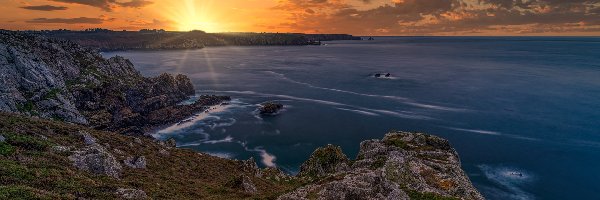 Chmury, Morze, Skały, Pointe de Brezellec, Francja, Zachód słońca, Wybrzeże