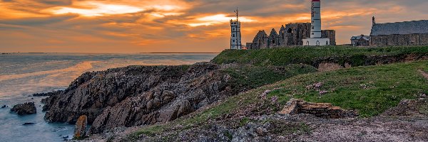 Skały, Morze, Cypel, Gmina Plougonvelin, Francja, Zachód słońca, Chmury, Pointe Saint Mathieu, Latarnia morska