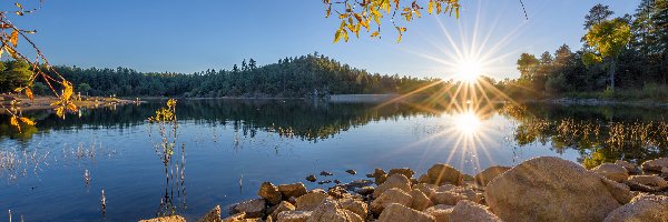 Prescott, Promienie słońca, Stany Zjednoczone, Gałęzie, Goldwater Lake, Kamienie, Drzewa, Zachód słońca, Jezioro, Stan Arizona