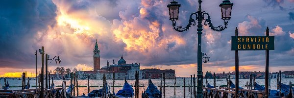 Bazylika San Giorgio Maggiore, Łodzie, Przystań, Latarnia, Cieśnina Canal Grande, Włochy, Wenecja, Gondole, Chmury