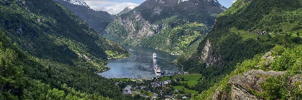 Lasy, Niebo, Norwegia, Wioska Geiranger, Chmury, Statki pasażerskie, Fiord Geirangerfjorden, Góry