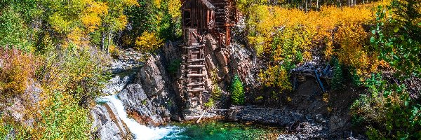 Rzeka Crystal River, Drzewa, Jesień, Młyn Crystal Mill, Skały, Stany Zjednoczone, Kolorado