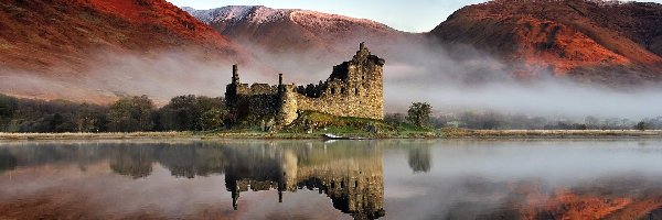 Ruiny, Zamek Kilchurn, Hrabstwo Argyll and Bute, Szkocja, Wielka Brytania, Drzewa, Mgła, Jezioro Loch Awe, Góry